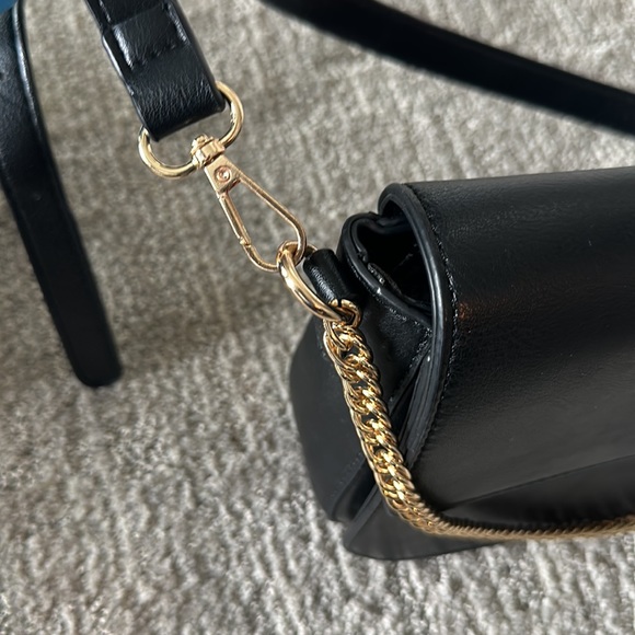 Black structured bag with gold chain handle - Picture 2 of 7